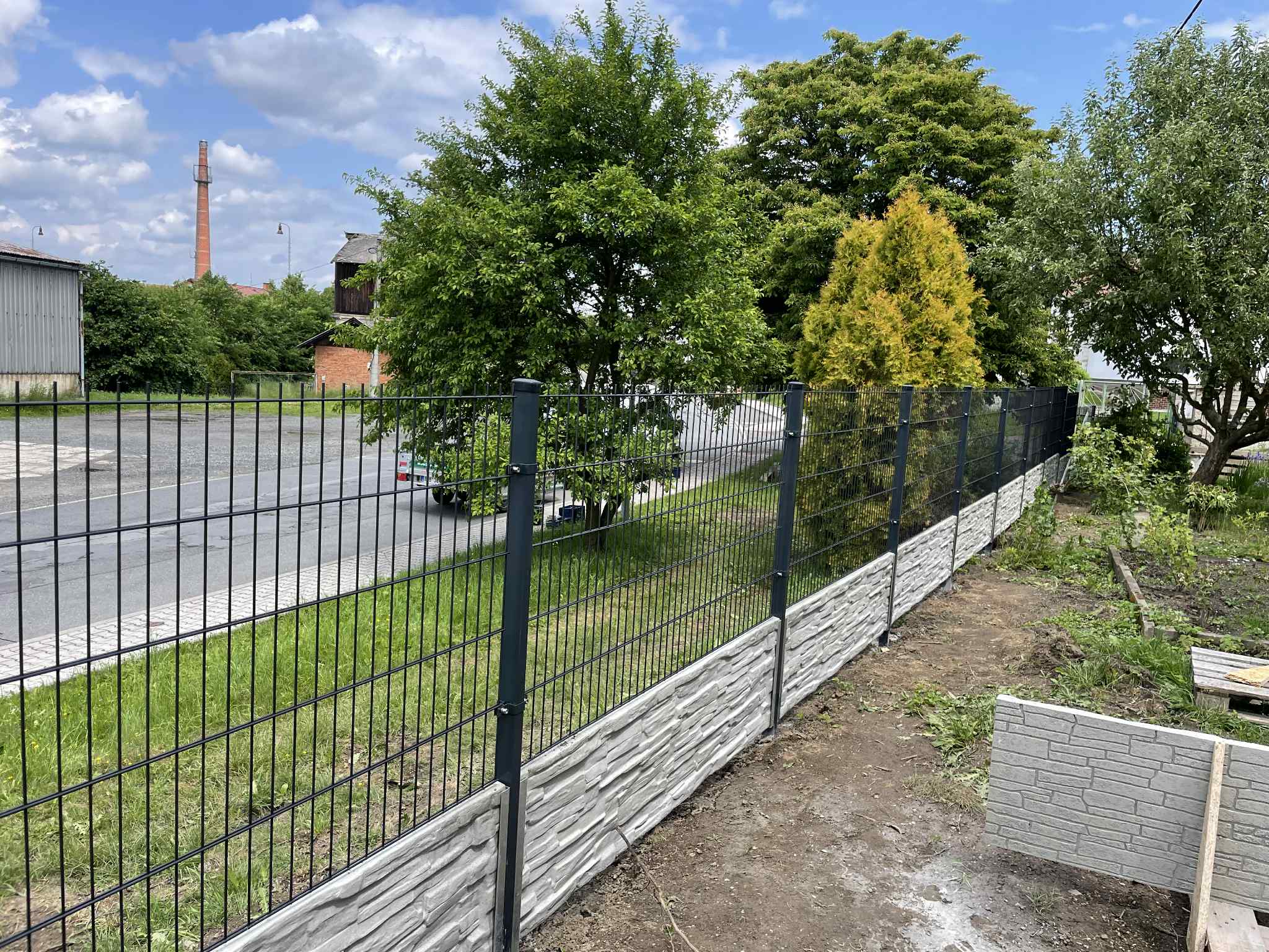 Stavba 2D Panelu Antracit s kombinaci betonoveho plotu