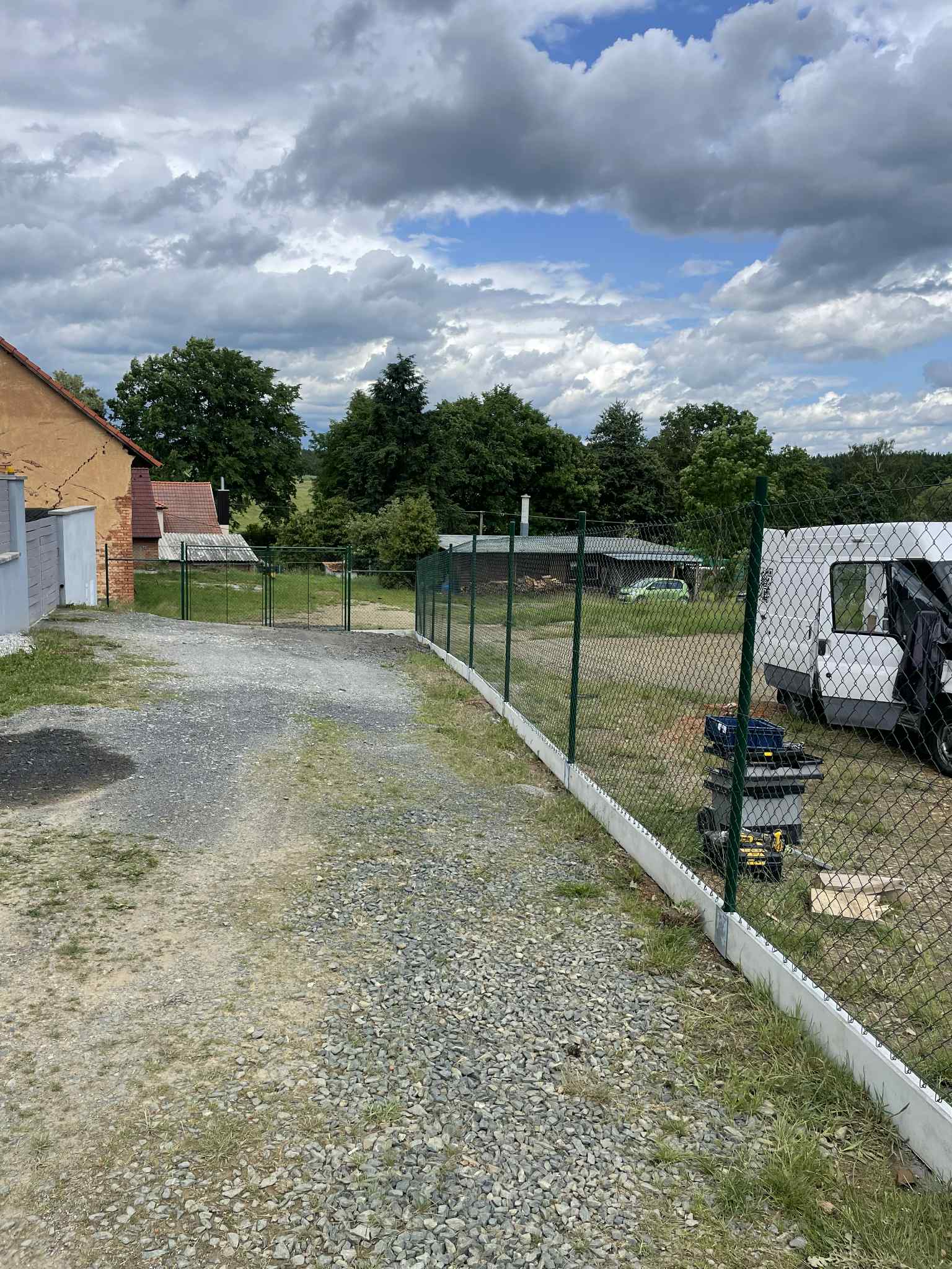 Stavba pletivoveho plotu s podhrabovou deskou + brána FAB 360