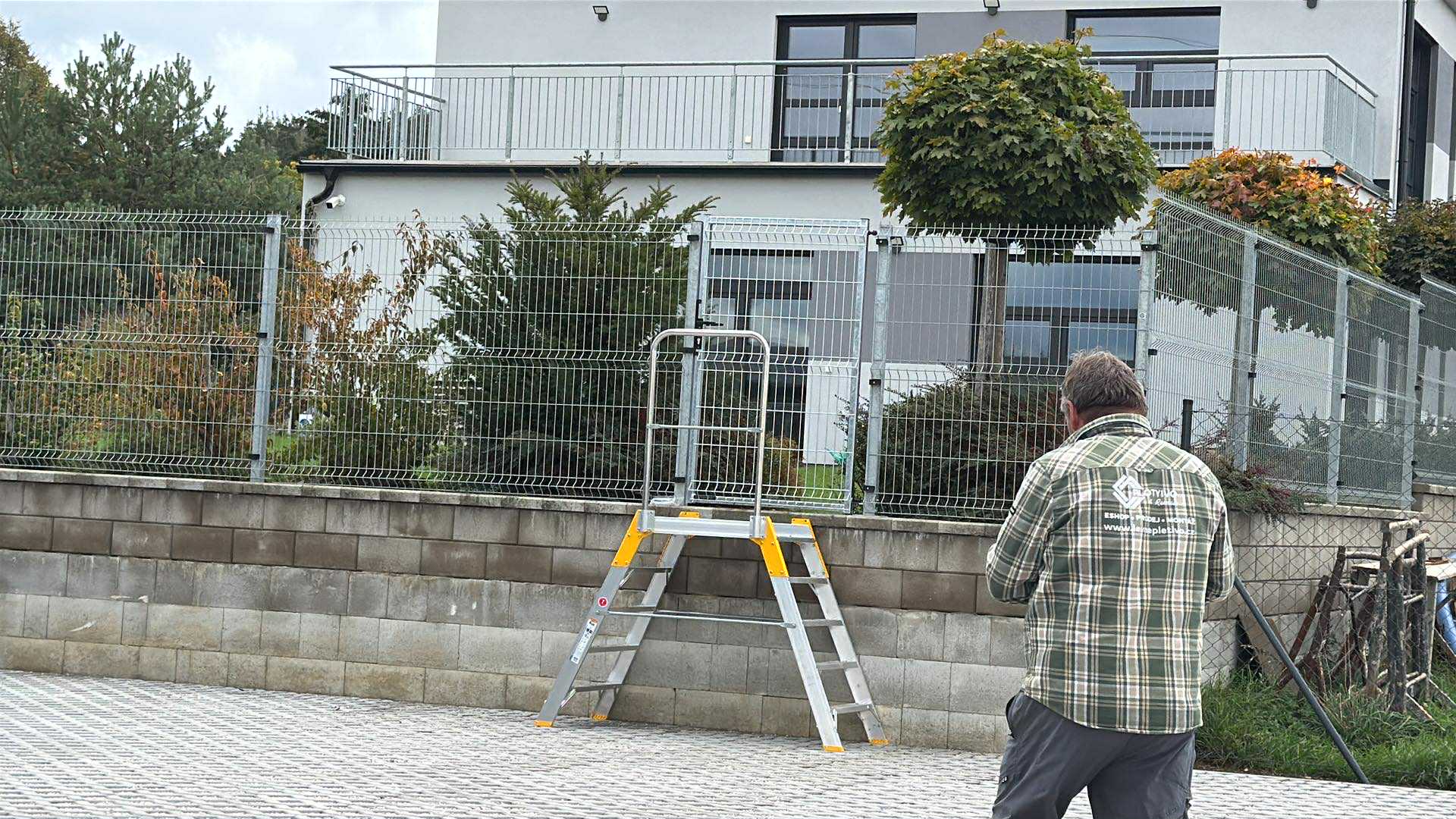 Stavba plotu a instalace brany Plzen Litice